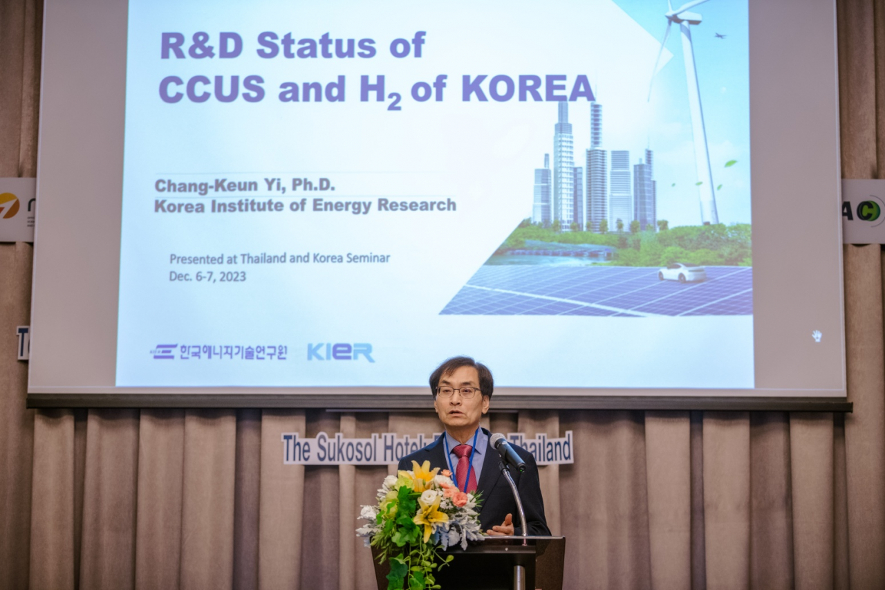 이창근 한국에너지기술연구원장이 한-태국 CCUS 및 수소기술 워크샵에서 기조연설을 하고 있다.[한국에너지기술연구원 제공]