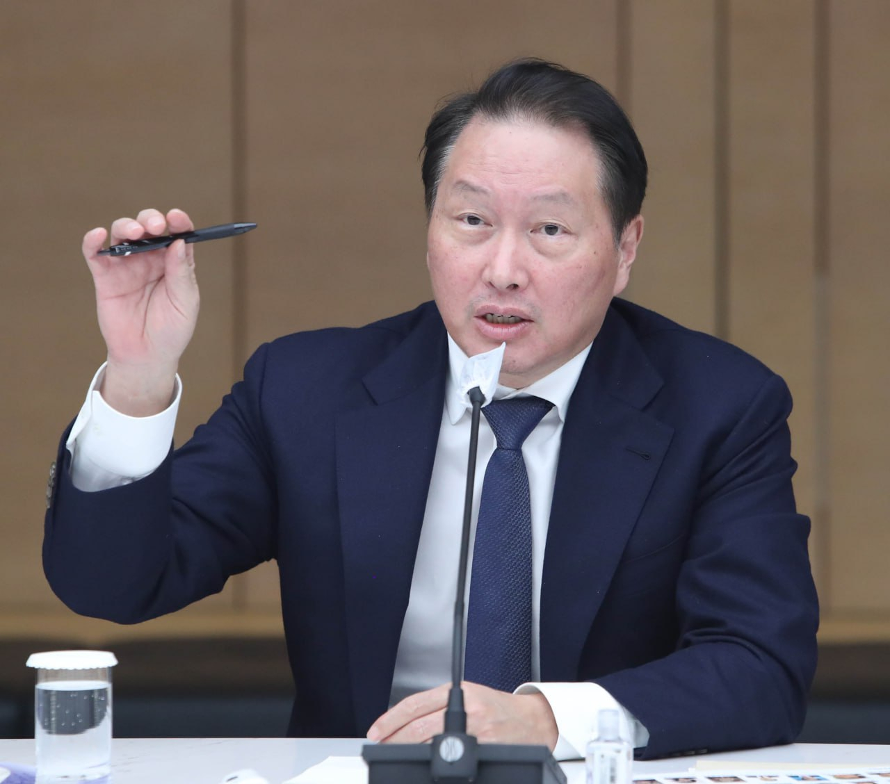 최태원 대한상공회의소 회장이 18일 대한상의에서 열린 송년 기자간담회에서 기자들의 질문에 답변하고 있다. [대한상의 제공]