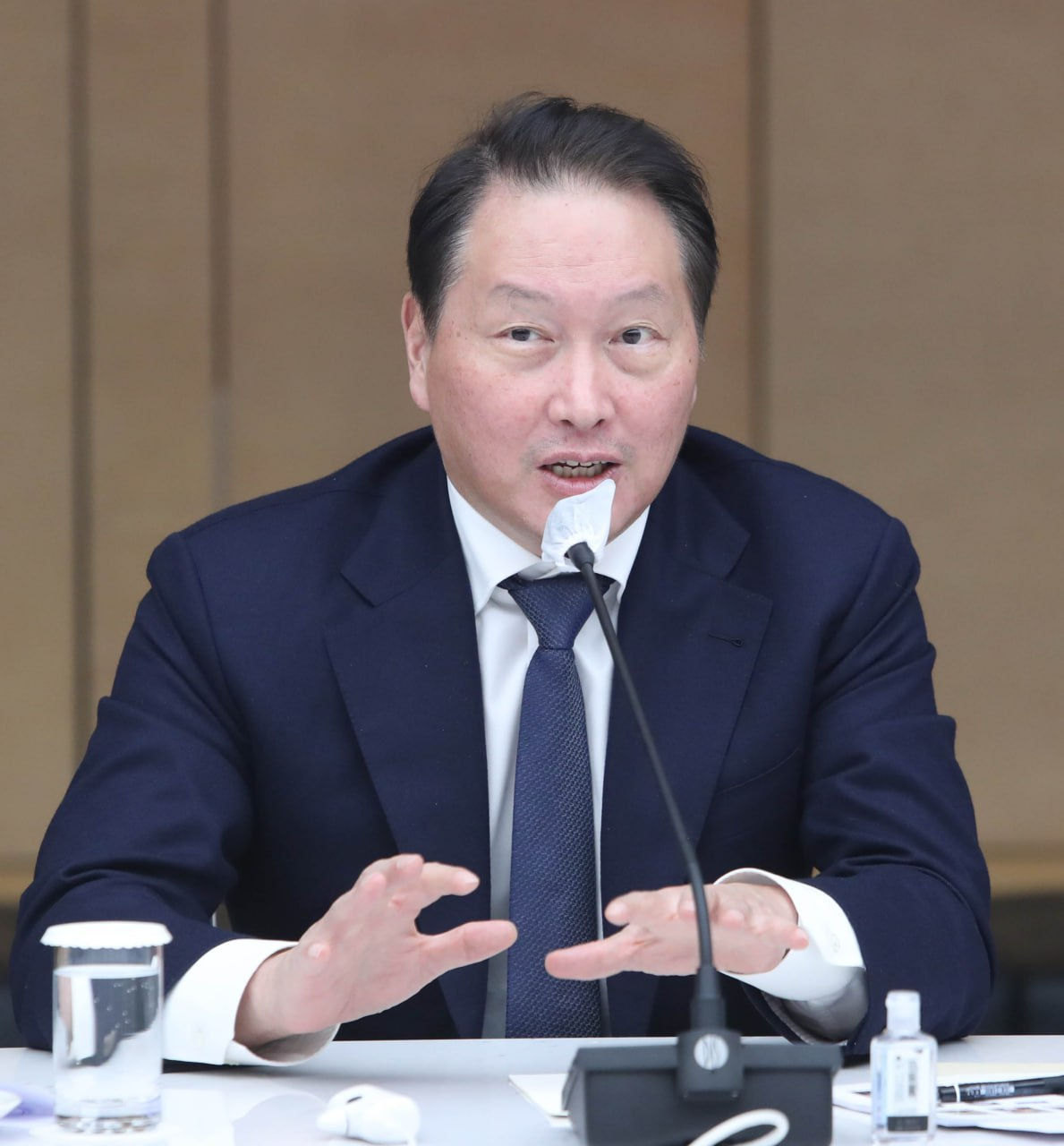 최태원 대한상공회의소 회장이 18일 대한상의에서 열린 송년 기자간담회에서 기자들의 질문에 답변하고 있다. [대한상의 제공]