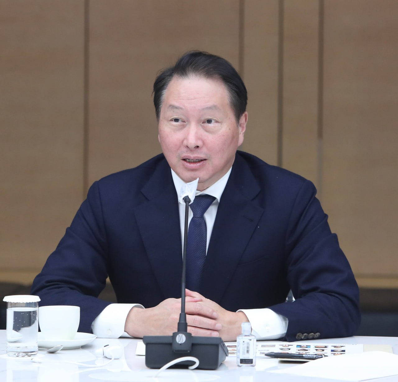 최태원 대한상공회의소 회장이 18일 대한상의에서 열린 송년 기자간담회에서 기자들의 질문에 답변하고 있다. [대한상의 제공]