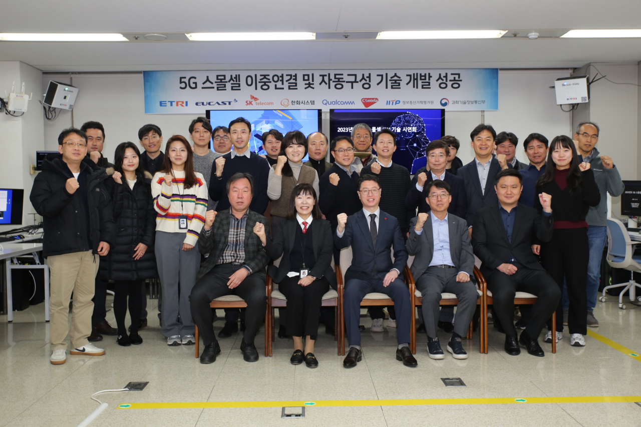 한국전자통신연구원은 19일 5G 스몰셀 이중연결 및 자동구성 기술개발 성공 시연회를 개최했다. 홍진배(왼쪽 세번째) 과기정통부 네트워크정책실장 등이 기념촬영을 하고 있다.[ETRI 제공]