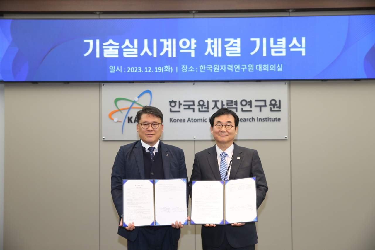 구춘원(왼쪽) 이레콘텍㈜ 대표이사와 천성호 한국원자력연구원 천성호 경영기획본부장이 협약체결 후 기념촬영을 하고 있다.[한국원자력연구원 제공]