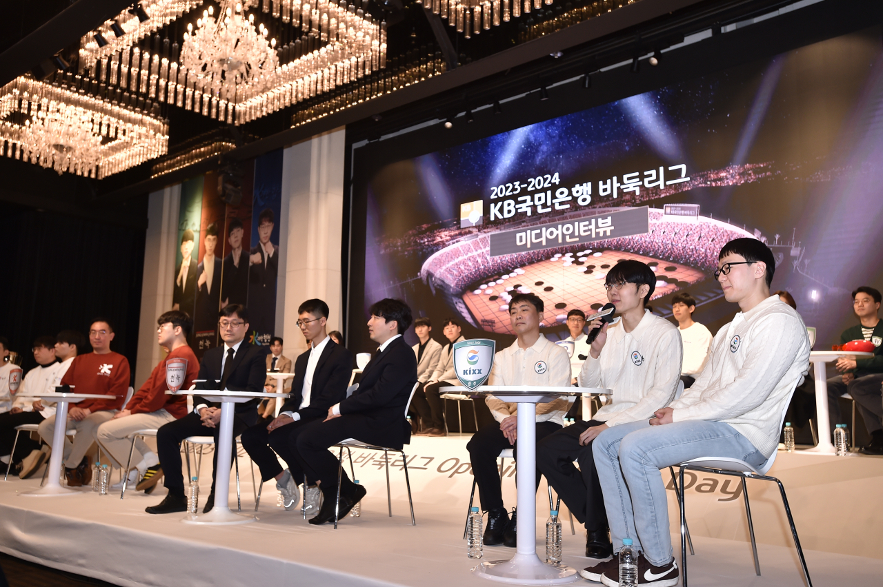 미디어데이 행사에서 신진서 9단(오른쪽에서 두번재)이 답변하고 있다.[한국기원 제공]