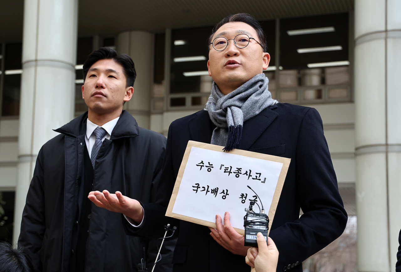 19일 오후 서초구 서울중앙지법에서 법무법인 명진 대표 김우석 변호사가 2024년 수능 경동고 타종 사고 국가배상 청구에 앞서 취재진과 인터뷰를 하고 있다. 서울 경동고 학생들의 소송 대리를 맡은 명진은 이날 수능 타종 사고로 피해를 본 수험생 39명이 국가를 상대로 1인당 2000만원의 손해배상을 청구하는 소장을 서울중앙지법에 접수한다고 밝혔다. [연합]