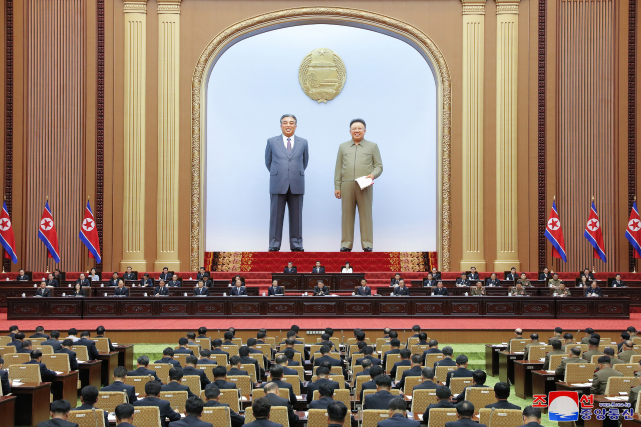 국군방첩사령부(방첩사)는 19일 북한 김일성 일가 및 주체사상을 찬양하는 이적표현물을 제작 후 병영 내에서 유포한 해군 A병장을 국가보안법 찬양·고무 등의 혐의와 군형법상 군사기밀 누설 위반 혐의로 수사해 지난 4월 해군검찰단에 송치했다고 밝혔다. 자료사진. [연합]