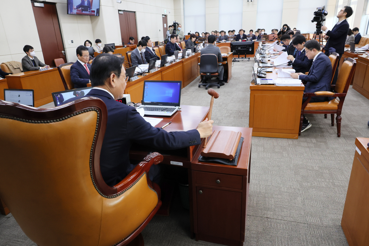 지난 8일 국회에서 열린 행정안전위원회 전체회의 모습. [연합]