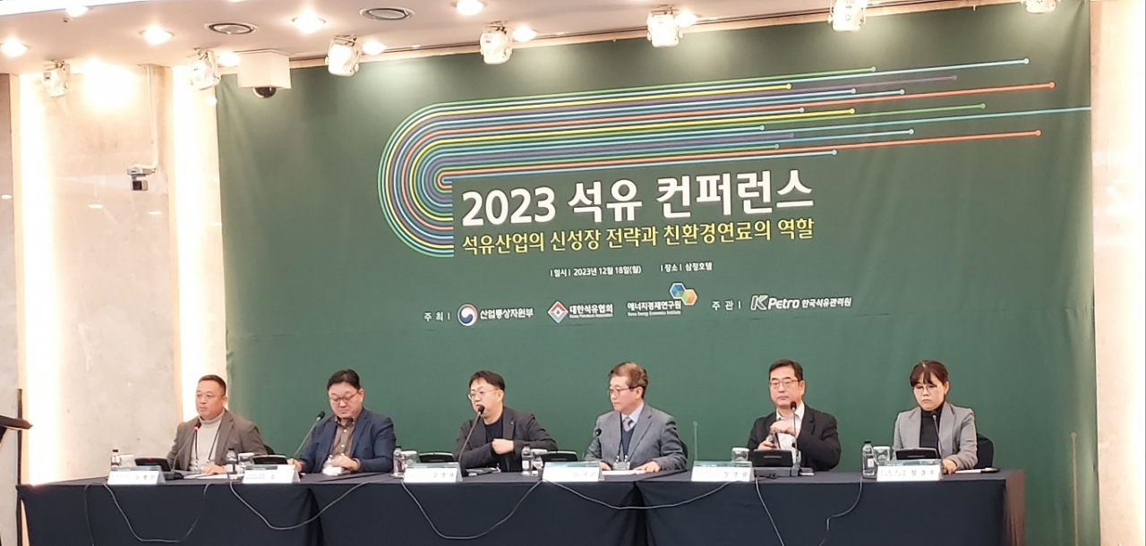 18일 서울시 강남구 삼정호텔에서 열린 ‘2023 석유 컨퍼런스’에서 주요 참석자들이 국내 SAF 사업 등에 대해 논의하고 있다. 한영대 기자