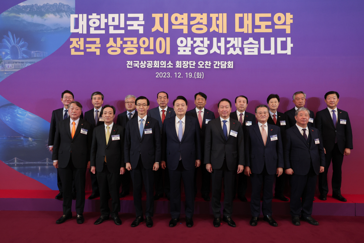 윤석열 대통령이 19일 청와대 영빈관에서 열린 전국상공회의소 회장단 초청 오찬 간담회에서 참석자들과 기념 촬영을 하고 있다. [연합]