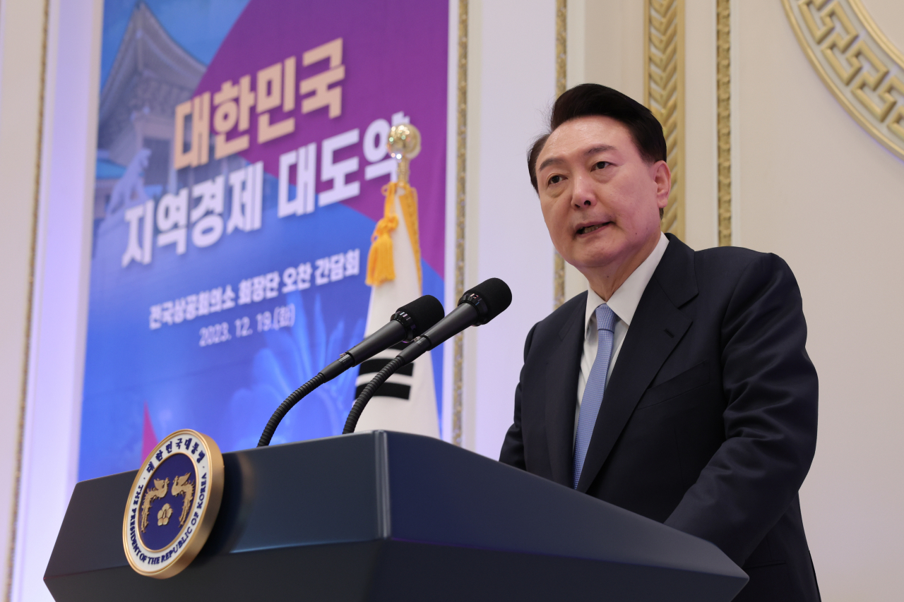 윤석열 대통령이 19일 청와대 영빈관에서 열린 전국상공회의소 회장단 초청 오찬 간담회에서 발언하는 모습. [연합]