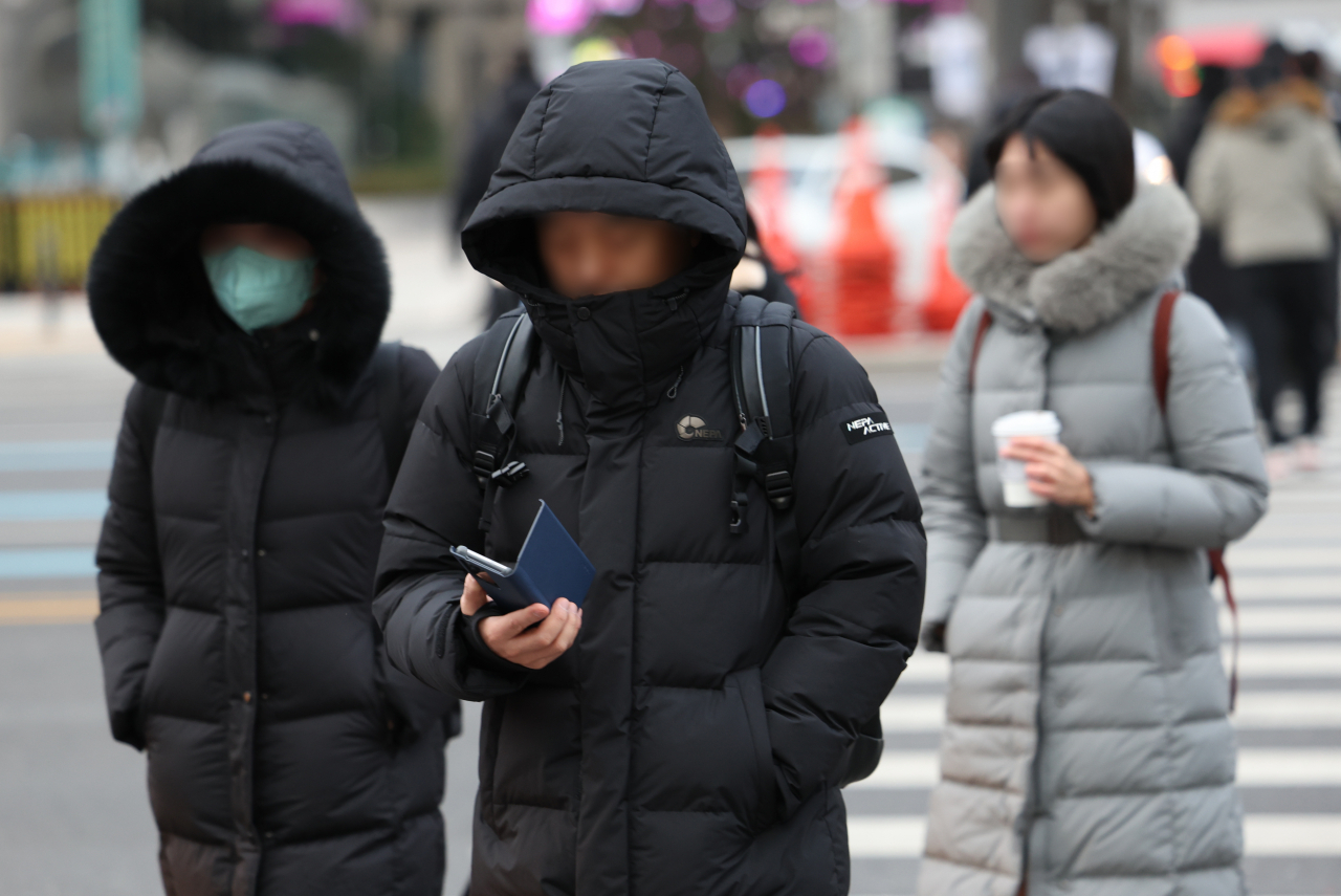추위가 이어진 지난해 12월 19일 오전 서울 종로구 광화문광장 인근에서 시민들이 이동하고 있다. [연합]