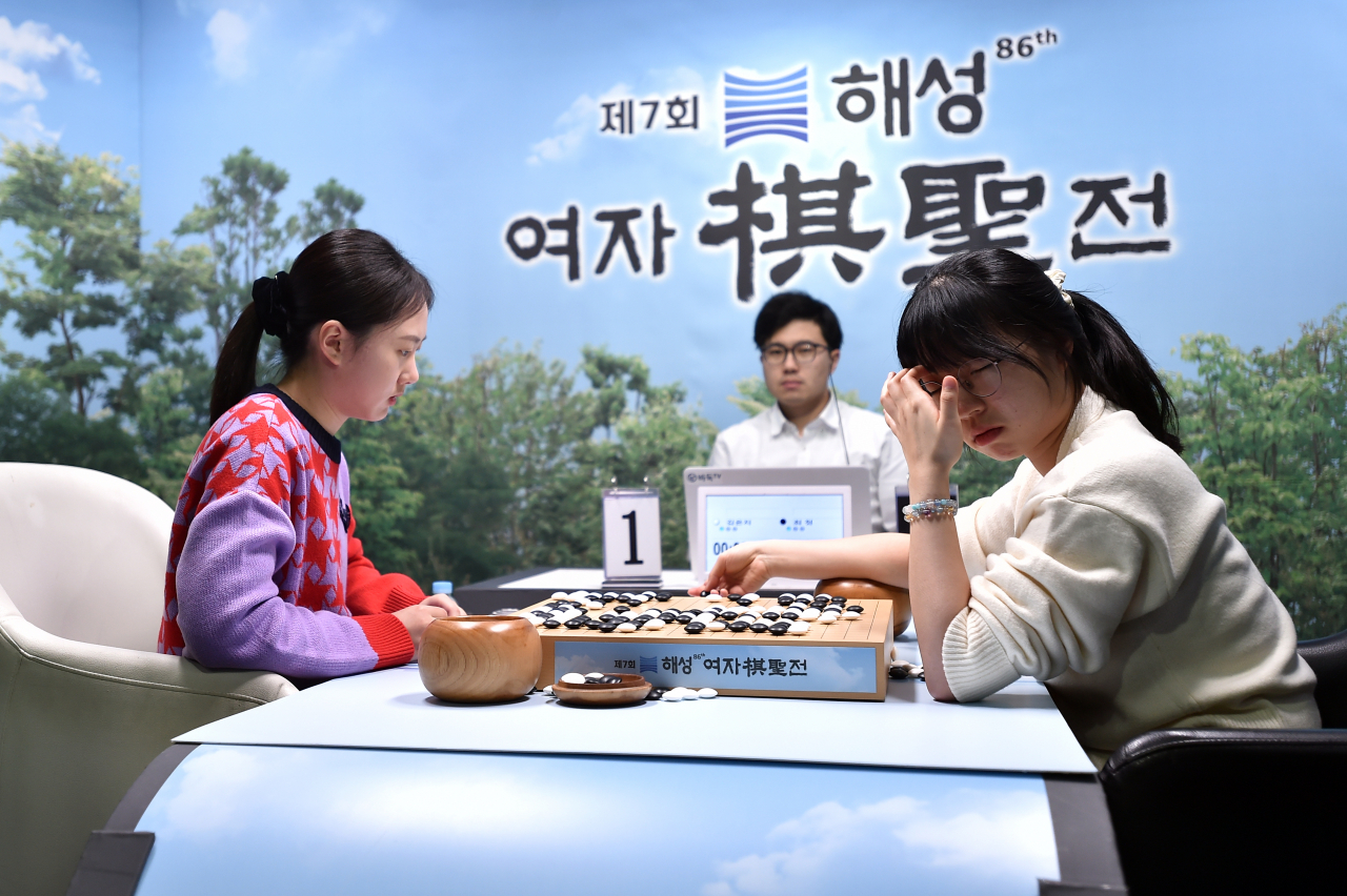 최정 9단(오른쪽)이 국후 복기를 하며 아쉬워하고 있다.[한국기원 제공]