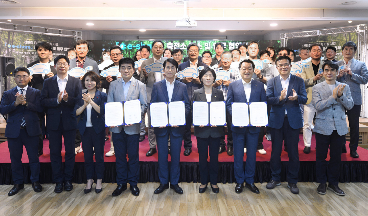현대자동차그룹 친환경 EV패키지 지원, ‘이쉐어(E-share)’ 업무협약식. 사진은 왼쪽부터 사회복지공동모금회 황인식 사무총장, 현대자동차그룹 김동욱 부사장, 환경부 한화진 장관, 월드비전 조명환 회장. [사랑의열매 제공]