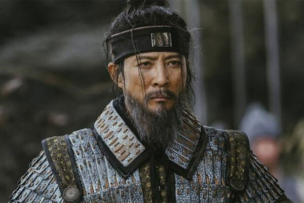거란에게 함락되는 개경의 모습을 지켜보며 참담한 심경을 금치 못했던 강감찬은 거란 사신이 현종이 숨을 거뒀다고 속이려 하자 황제가 살아 계신다고 당당하게 말한다.