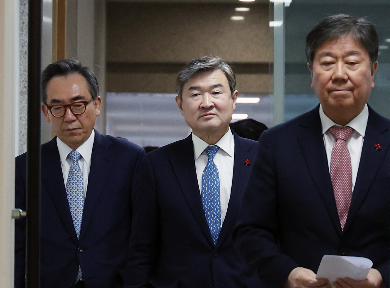 국가정보원장 후보자로 지명된 조태용 국가안보실장(가운데)과 외교부 장관 후보자로 지명된 조태열 전 외교부 2차관(왼쪽)이 19일 서울 용산 대통령실에서 열린 김대기 대통령 비서실장(오른쪽)의 외교·안보 라인 수뇌부 인선안 발표 브리핑에 입장하고 있다. [연합]