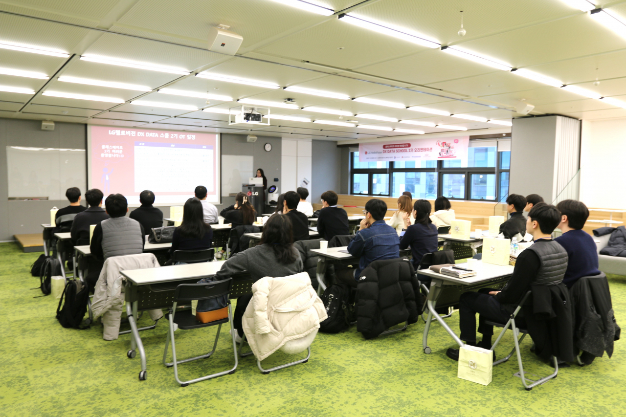 ‘LG헬로비전 DX DATA School 2기’ 교육이 본격적으로 시작됐다. 사진은 지난 19일 LG헬로비전 본사에서 진행된 오리엔테이션 현장. [LG헬로비전 제공]