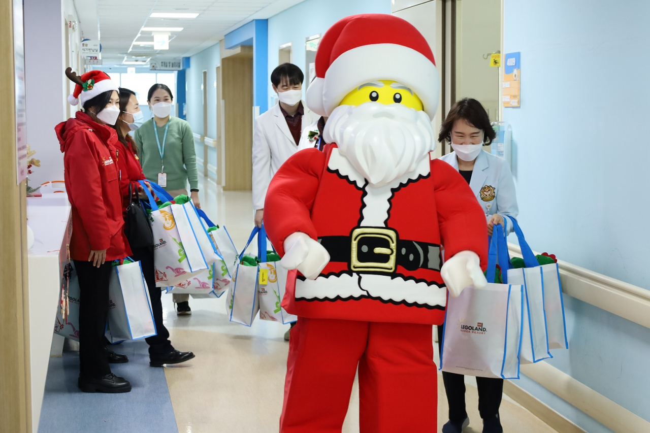 성탄선물을 들고 강원대 어린이병원을 방문하는 레고 산타크로스