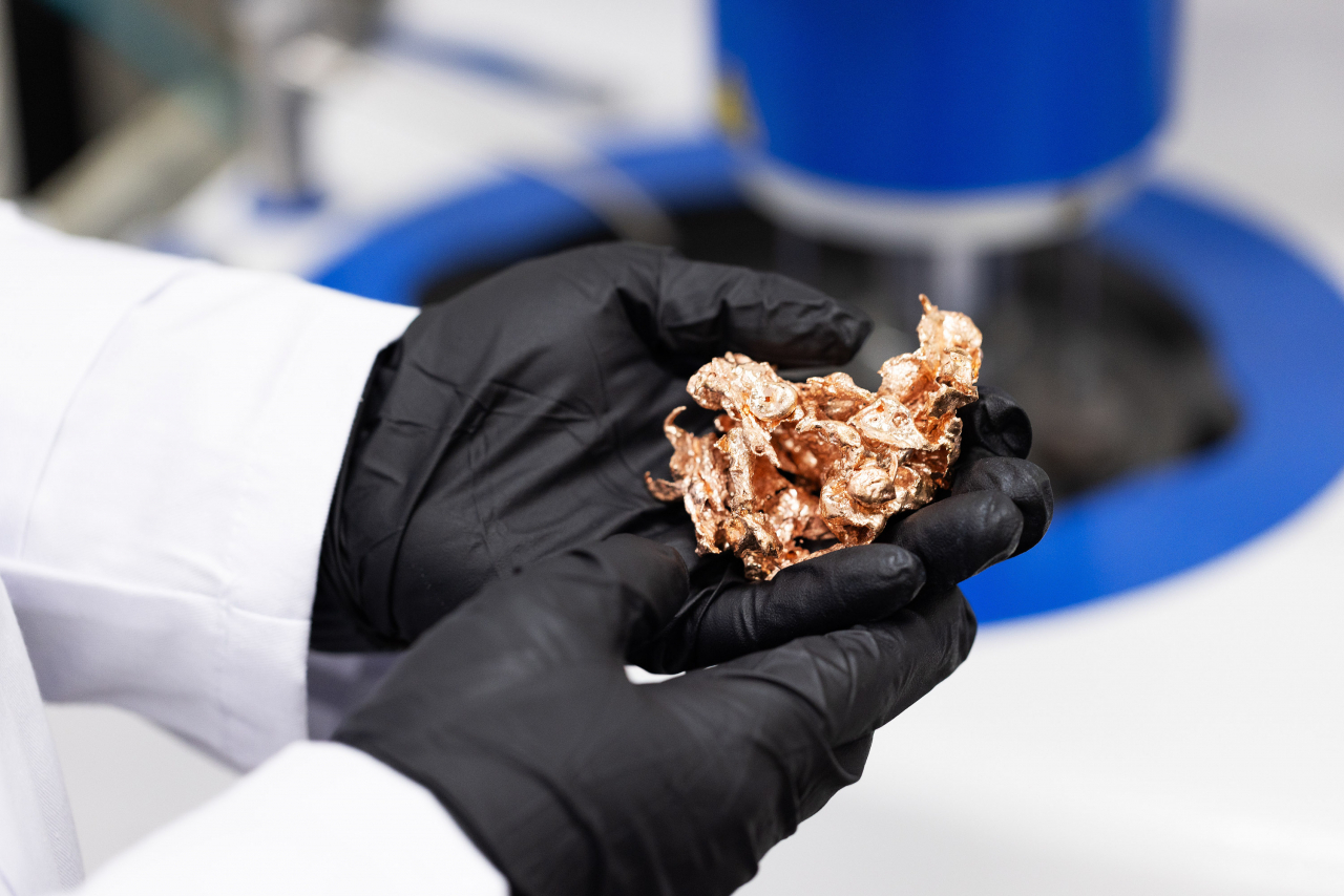 LS전선 직원이 동박용 신소재 큐플레이크(CuFlakeTM)를 검사하고 있다. [LS전선 제공]