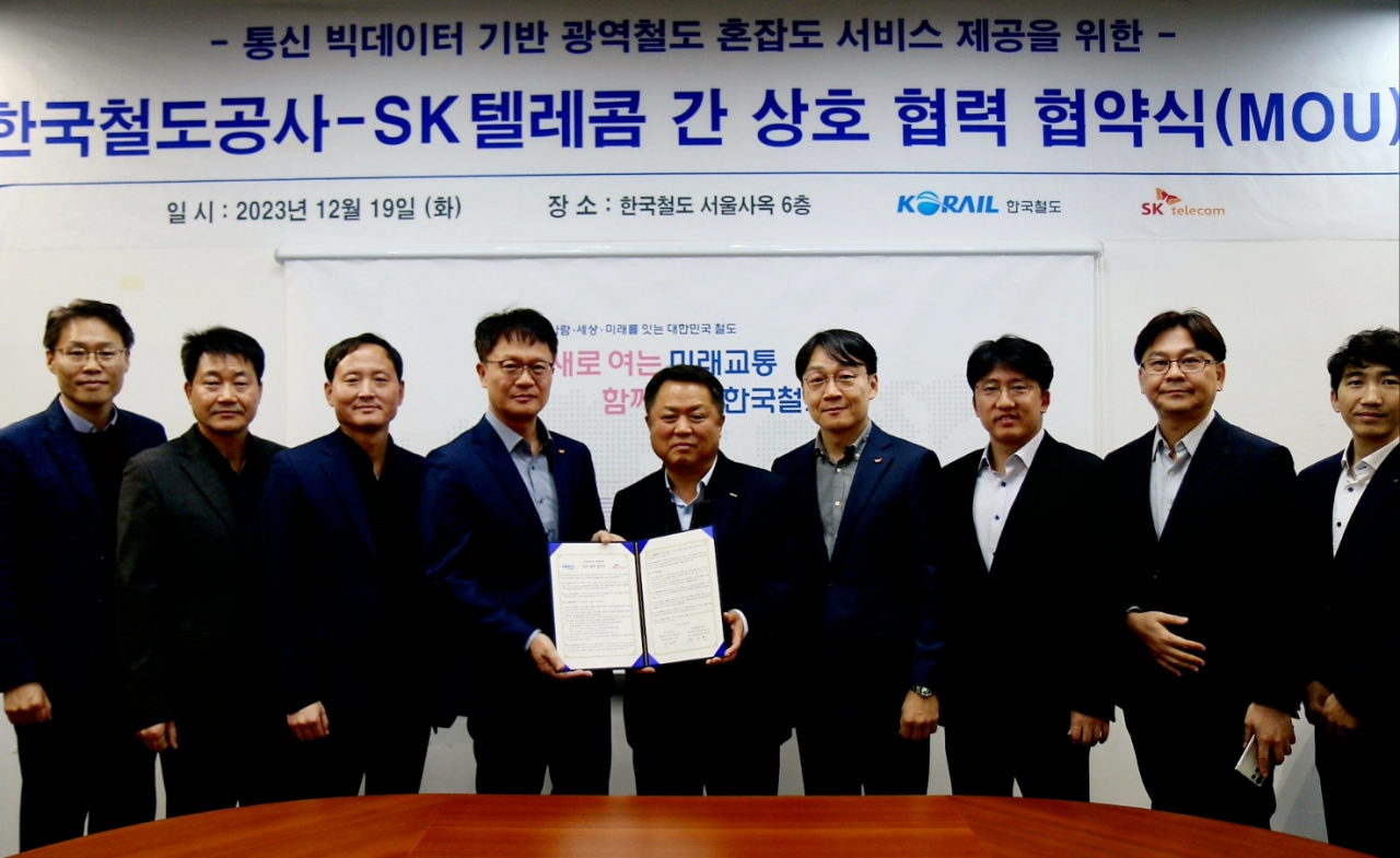 지난 19일 진행된 ‘통신 빅데이터 기반 광역철도 혼잡도 서비스 제공’ 협약식에서 류정환 SK텔레콤 인프라 전략기술CT담당(왼쪽부터 4번째)과 이선관 코레일 광역철도본부장(왼쪽부터 5번째) 등 관계자들이 기념촬영을 하고 있다. [SK텔레콤 제공]