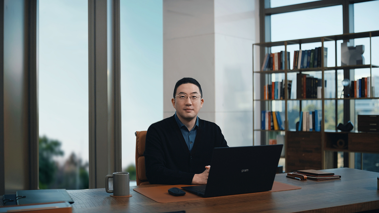 구광모 LG그룹 대표가 20일 국내외 구성원들에게 신년사를 담은 디지털 영상을 보냈다. [LG 제공]