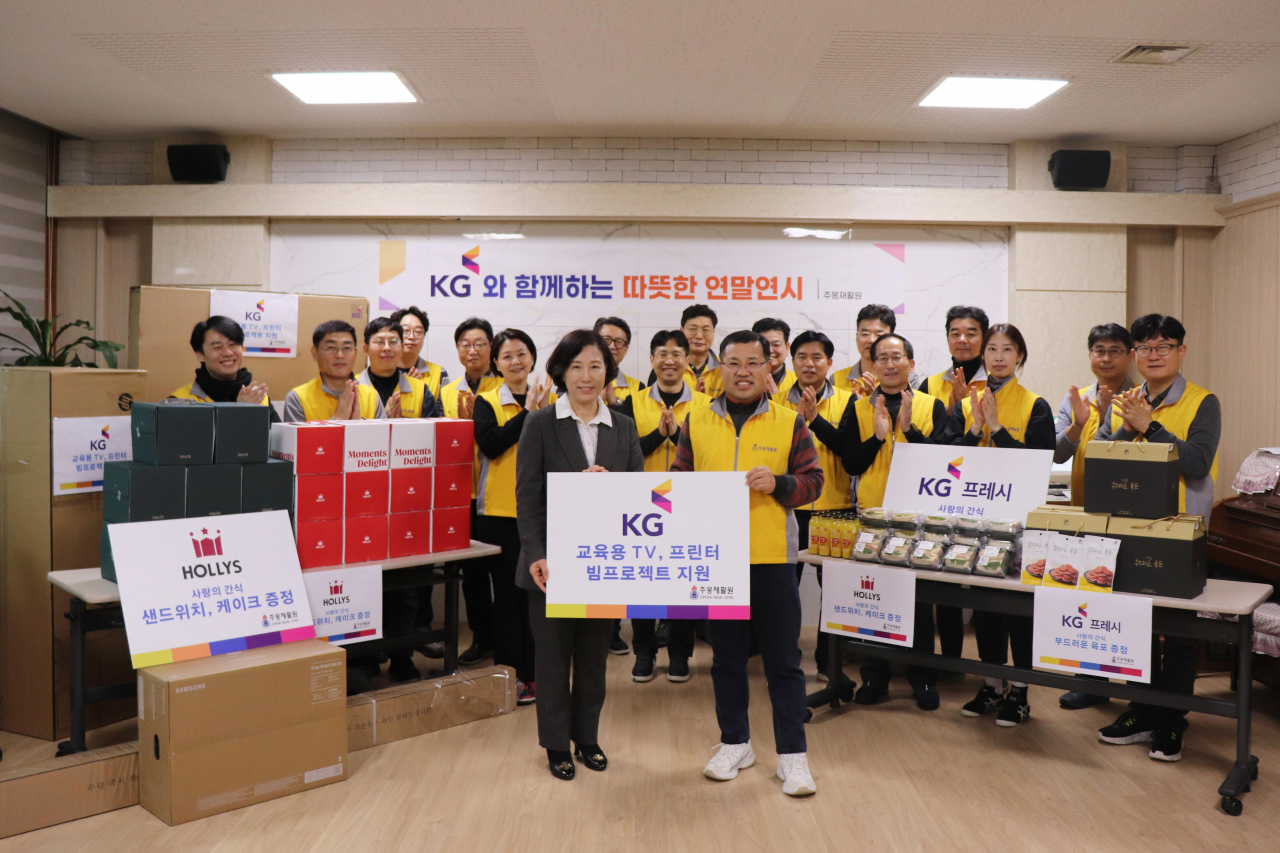 KG그룹 신규 임원들이 서울 강동구 주몽재활원을 방문해 교육물품 기부 후 기념사진을 찍고 있다. [KG그룹 제공]