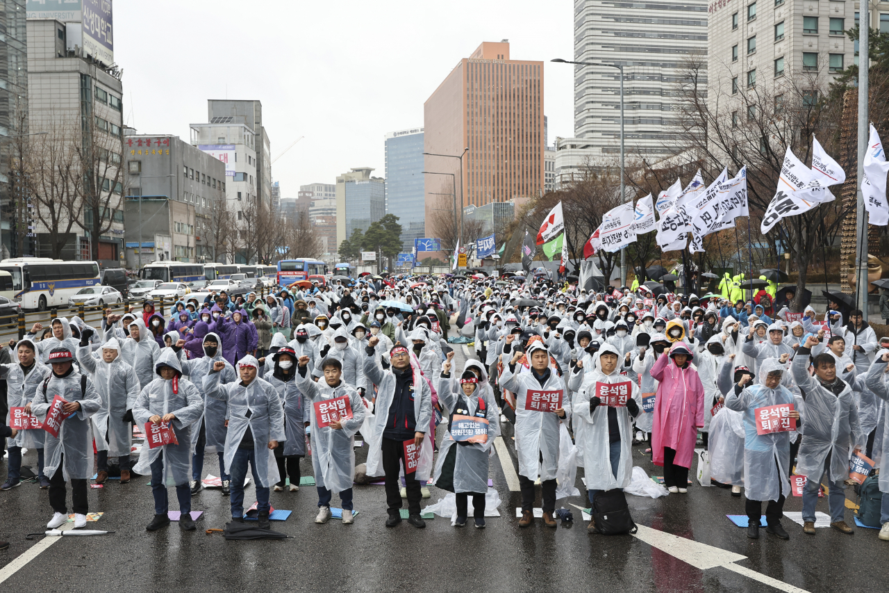 지난 14일 서울역 인근에서 열린 민주노총 결의대회에 참석한 조합원들이 가두시위를 하고 있다. [연합]