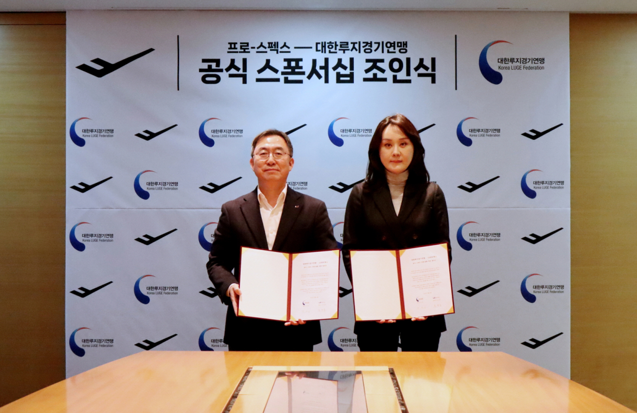 19일 서울 용산구 LS용산타워에서 열린 후원 협약식에서 문성준(왼쪽) LS네트웍스 대표이사와 박지은 대한루지경기연맹 회장이 기념촬영을 하고 있다. 사진=프로스펙스 제공