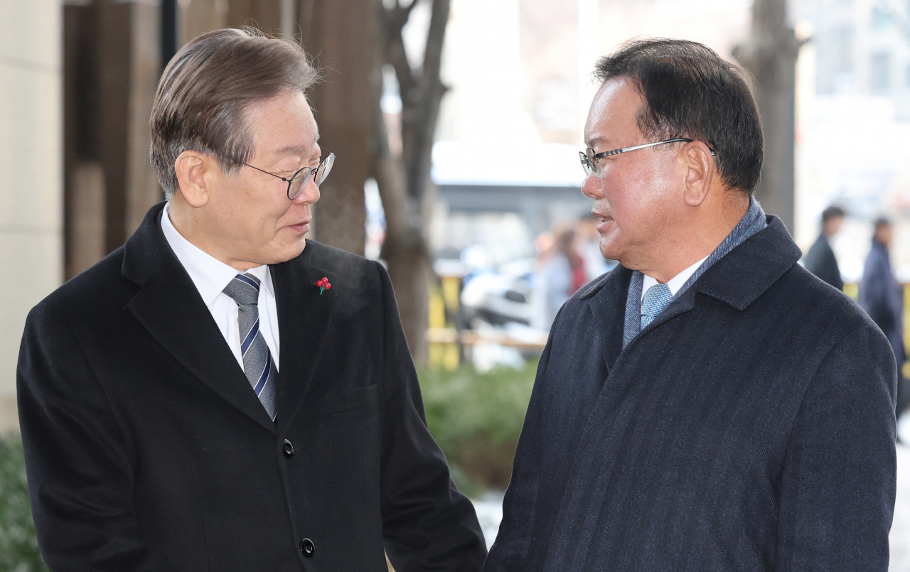 이재명(왼쪽) 더불어민주당 대표와 김부겸 전 국무총리가 20일 회동을 위해 서울 중구 한 빌딩에 들어서고 있다. [연합]