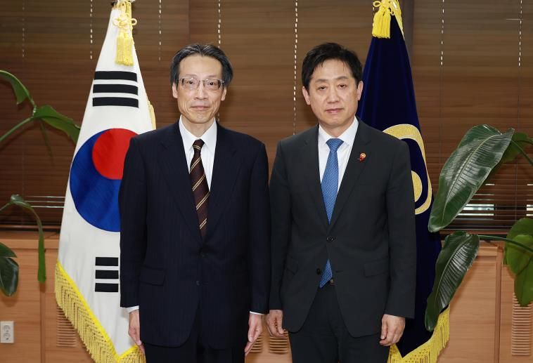 김주현 금융위원장(오른쪽)과 쿠리타 테루히사 일본 금융청 청장이 지난 19일 오후 서울 종로구 정부서울청사에서 만나 기념 촬영하고 있다. [연합]