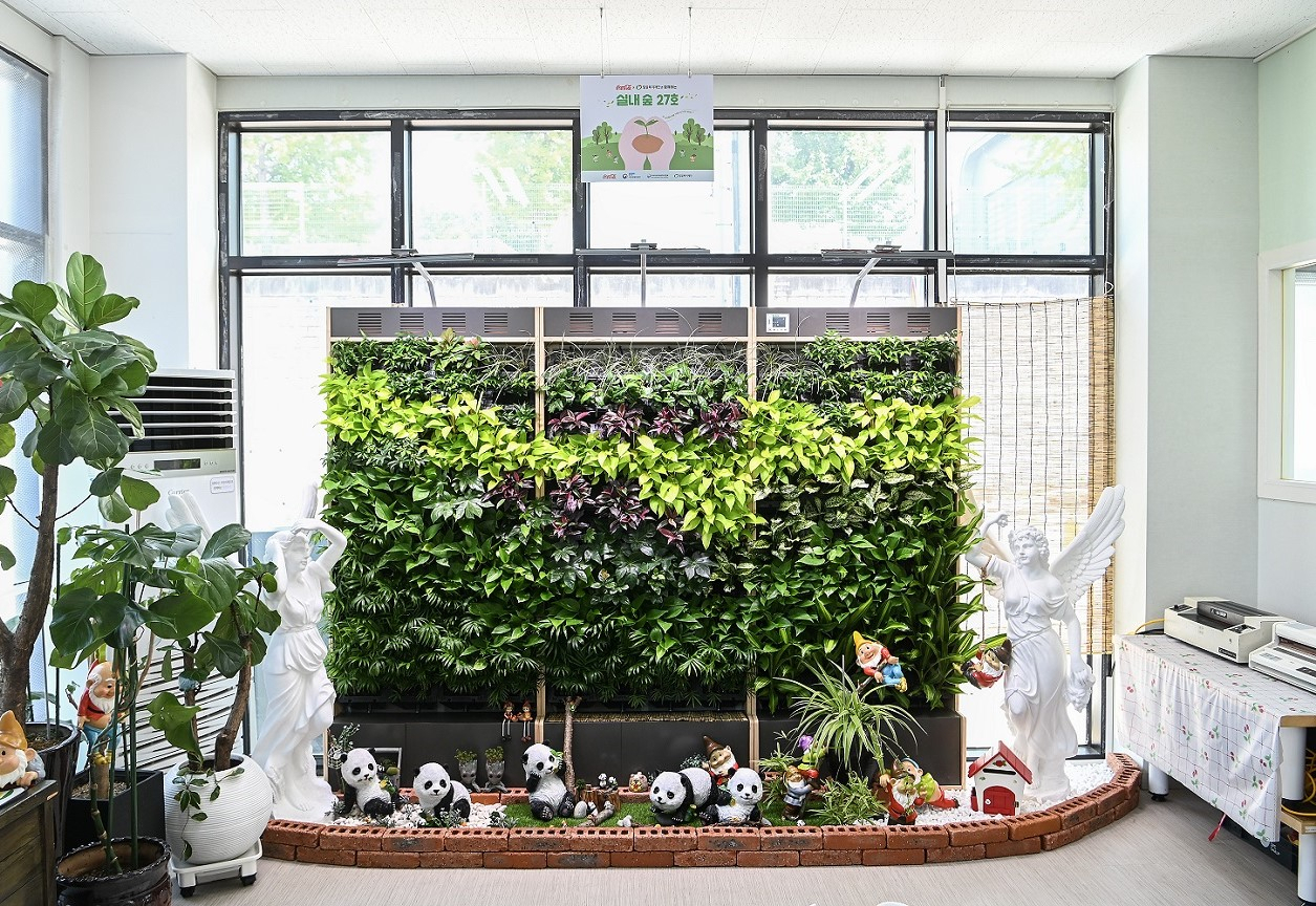 실내 숲 27호점 화성시 푸른자리지역아동센터. [한국 코카-콜라 제공]