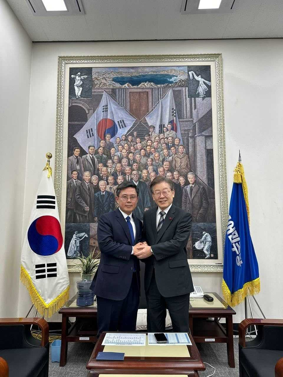 안도걸 전 기획재정부 차관이 최근 특별한 입당절차를 거쳐 더불어민주당에 영입된데 이어 ‘민주당 국가경제자문회의’ 부의장으로 임명돼 경제전문가로서의 활약에 관심이 모아지고 있다.