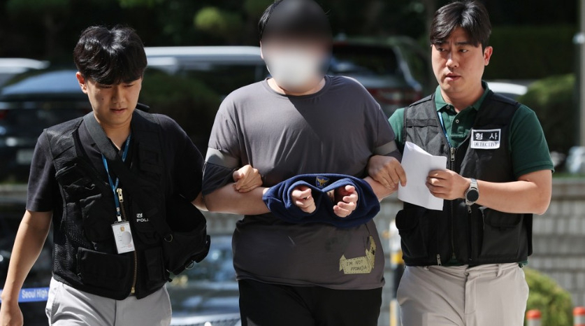 혜화역에서 흉기 난동을 벌이겠다는 내용의 게시글을 작성해 협박한 혐의를 받는 왕모씨(31)가 지난 8월 영장실질심사를 위해 서초구 서울중앙지방법원에 출석하고 있다. [연합]