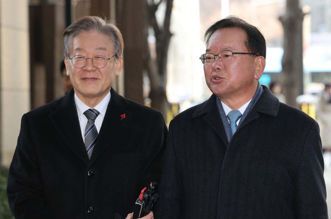 이재명(왼쪽) 더불어민주당 대표와 김부겸 전 국무총리가 20일 중구 한 빌딩에서 회동을 앞두고 발언하고 있다. [연합]