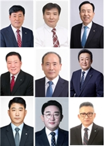 자산 280조원 규모의 새마을금고중앙회를 이끌 새 회장 선거가 창립 60년 만에 직선제로 치러지는 가운데, 9명의 후보가 나섰다. 기호 1번 우기만(왼쪽부터) 후보, 기호 2번 이현희 후보, 기호 3번 이순수 후보, 기호 4번 최천만 후보, 기호 5번 송호선 후보, 기호 6번 김인 후보, 기호 7번 김현수 후보, 기호 8번 김경태 후보, 기호 9번 용화식 후보.