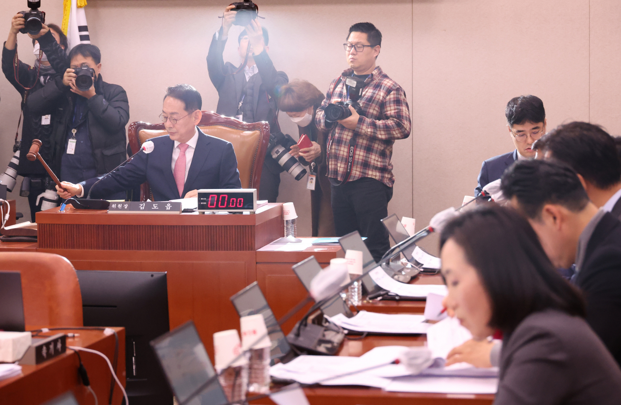 19일 국회에서 열린 법제사법위원회 전체회의에서 김도읍 위원장이 의사봉을 두드리고 있다.[연합]