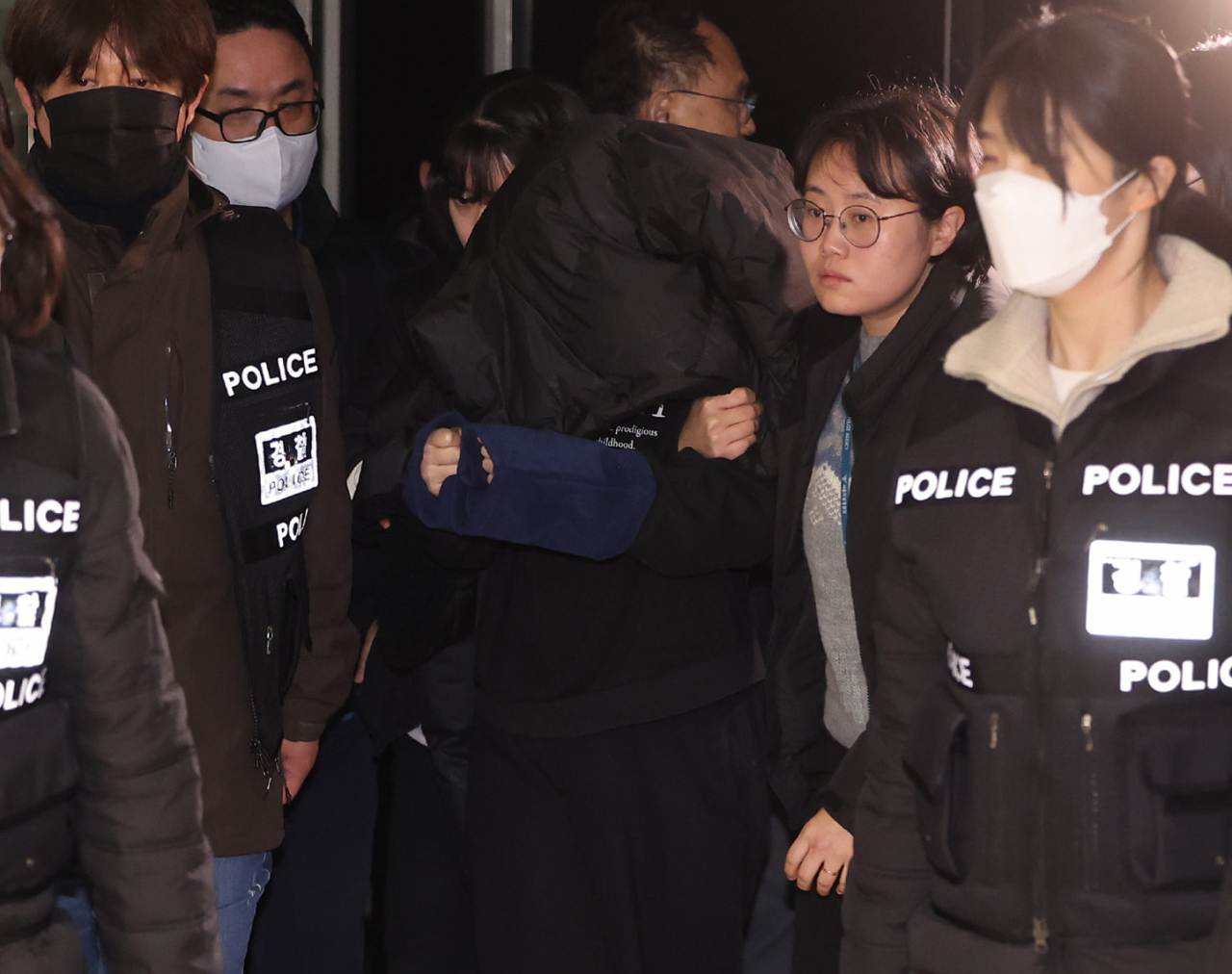 경복궁 담장을 스프레이로 낙서해 훼손하고 도주했던 낙서범이 19일 서울 종로구 종로경찰서에 붙잡혀 들어오고 있다. [연합]