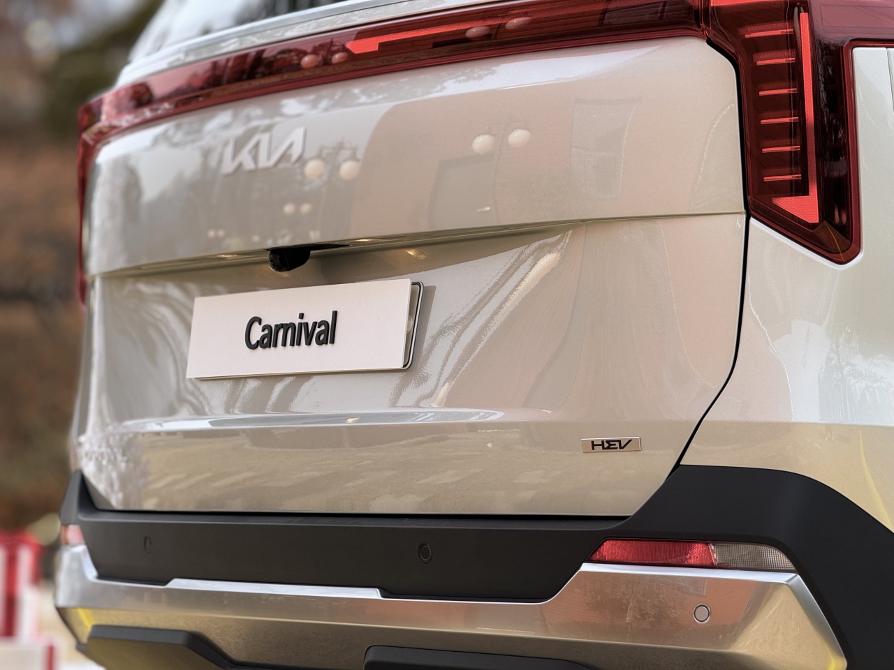 The rear of Kia's Carnival Hybrid with the hybrid electric vehicle, or HEV, badge (Moon Joon-hyun/The Korea Herald)
