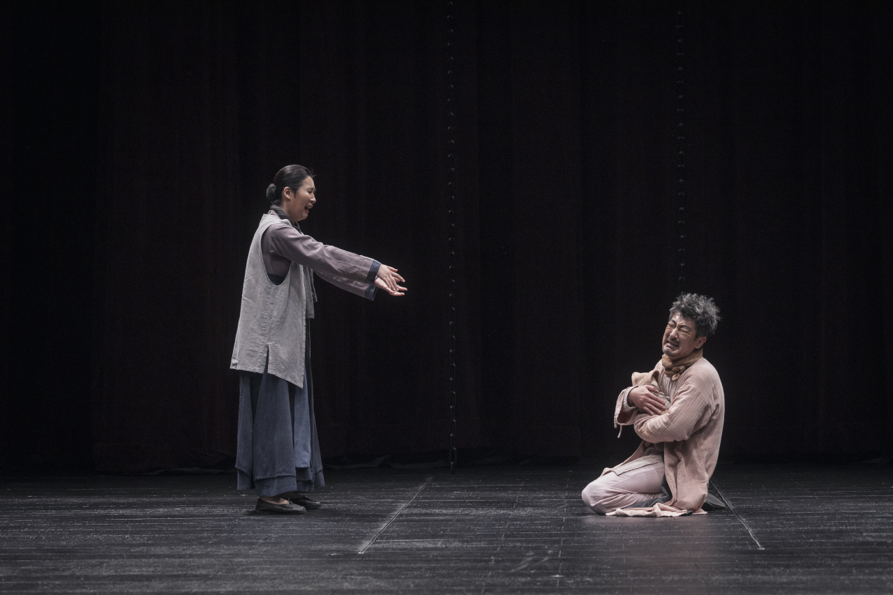 한 사람을 살리려 모두가 죽는 ‘그 연극’…김혜수·박보검도 관람 [고승희의 리와인드]