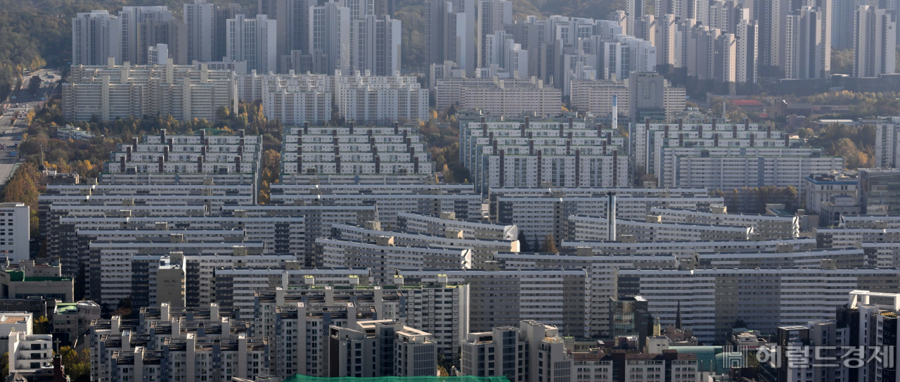 재건축을 추진한 지 24년이 된 서울 강남구 은마아파트 모습. [이상섭 기자]