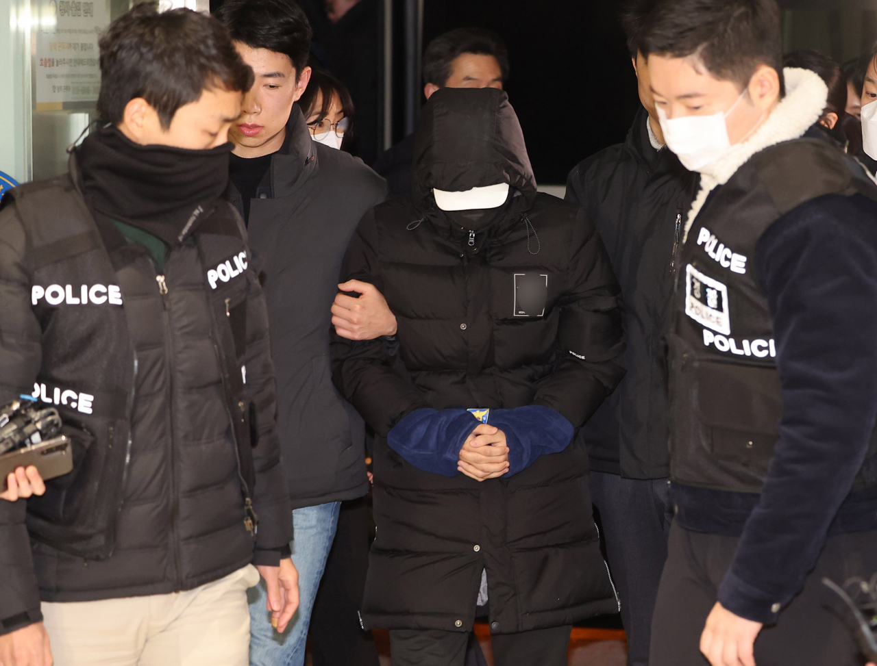 경복궁 담장을 스프레이로 낙서해 훼손하고 도주했던 낙서범이 19일 서울 종로구 종로경찰서에 붙잡혀 들어오고 있다. [연합]