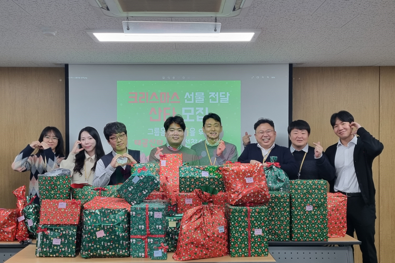태광산업·대한화섬 임직원이 태광산업 본사에서 그룹홈 아동에 전달할 선물을 직접 포장한 뒤 기념촬영을 하고 있다. [태광산업 제공]
