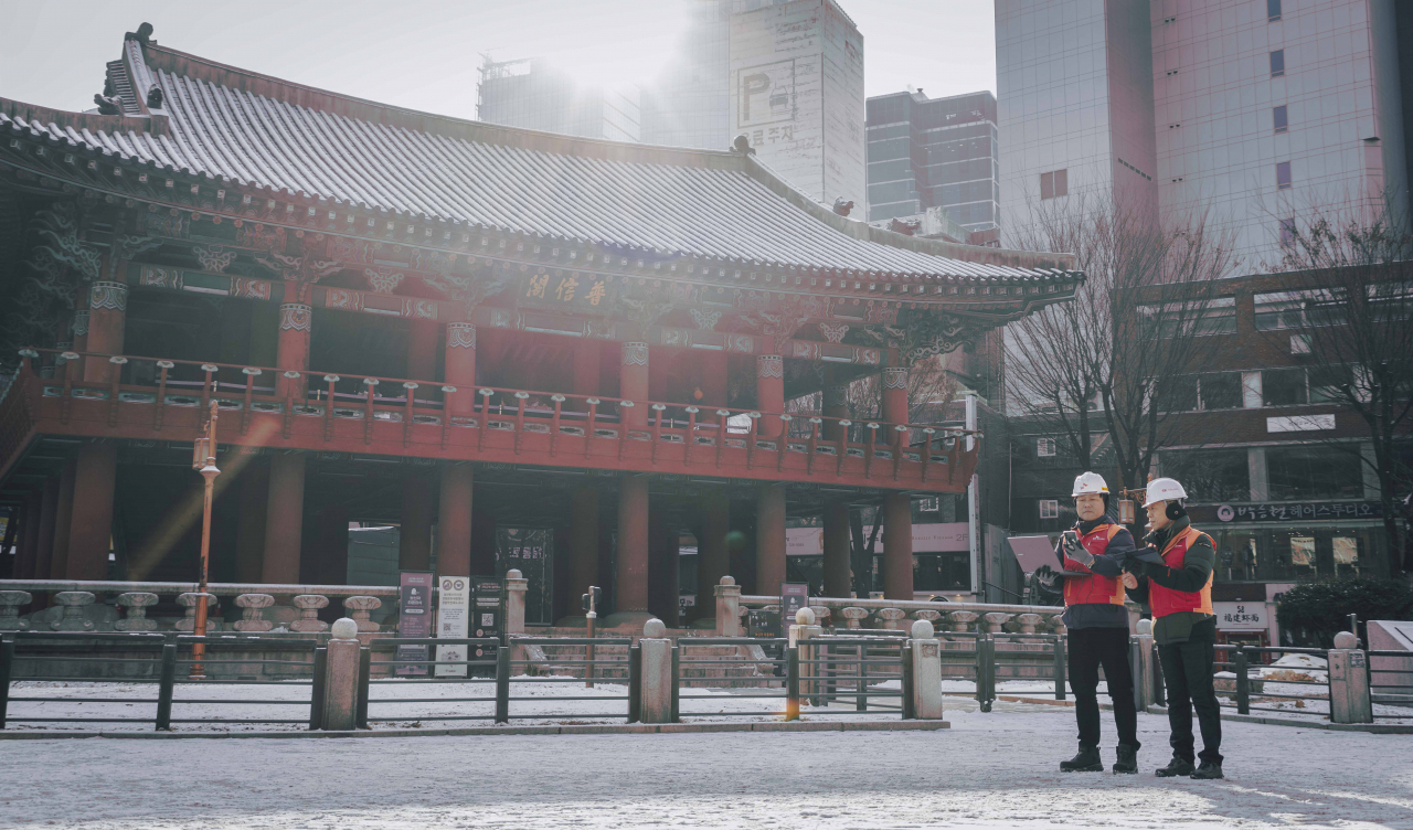 SK텔레콤은 통신 트래픽 증가가 예상되는 연말연시와 크리스마스 시즌에도 안정적인 서비스를 제공하기 위해 이동통신 품질 집중 관리에 돌입한다고 21일 밝혔다. 사진은 SK텔레콤, SK오앤에스 직원들이 타종행사가 열릴 보신각 주변의 네트워크 현황을 점검하는 모습. [SK텔레콤 제공]