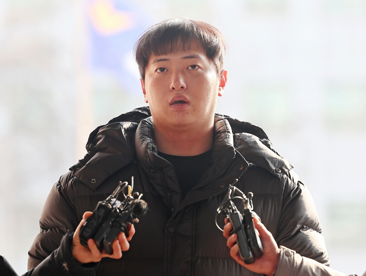 미국 프로야구 김하성(샌디에이고 파드리스)을 공갈 협박 및 명예훼손한 혐의를 받는 야구선수 임혜동이 20일 오후 서울 강남경찰서에 조사를 받기 위해 출석하고 있다. [연합]