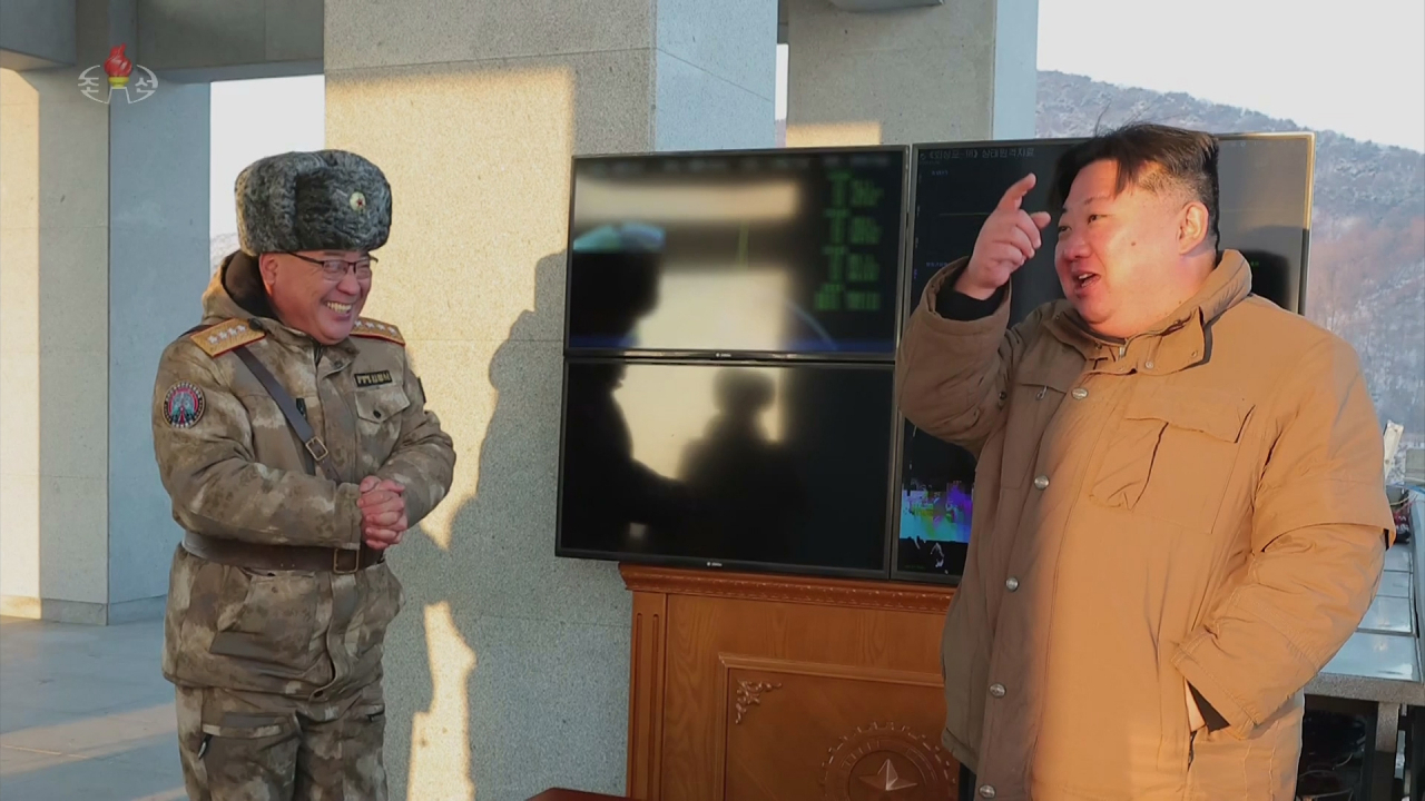 조선중앙TV는 지난 18일 김정은 북한 국무위원장이 참관한 가운데 고체연료 대륙간탄도미사일(ICBM) 화성-18형 발사훈련을 단행했다고 19일 보도했다. 사진은 김정은 국무위원장(오른쪽)과 김정식 당 중앙위원회 군수공업부 부부장(왼쪽). [연합]
