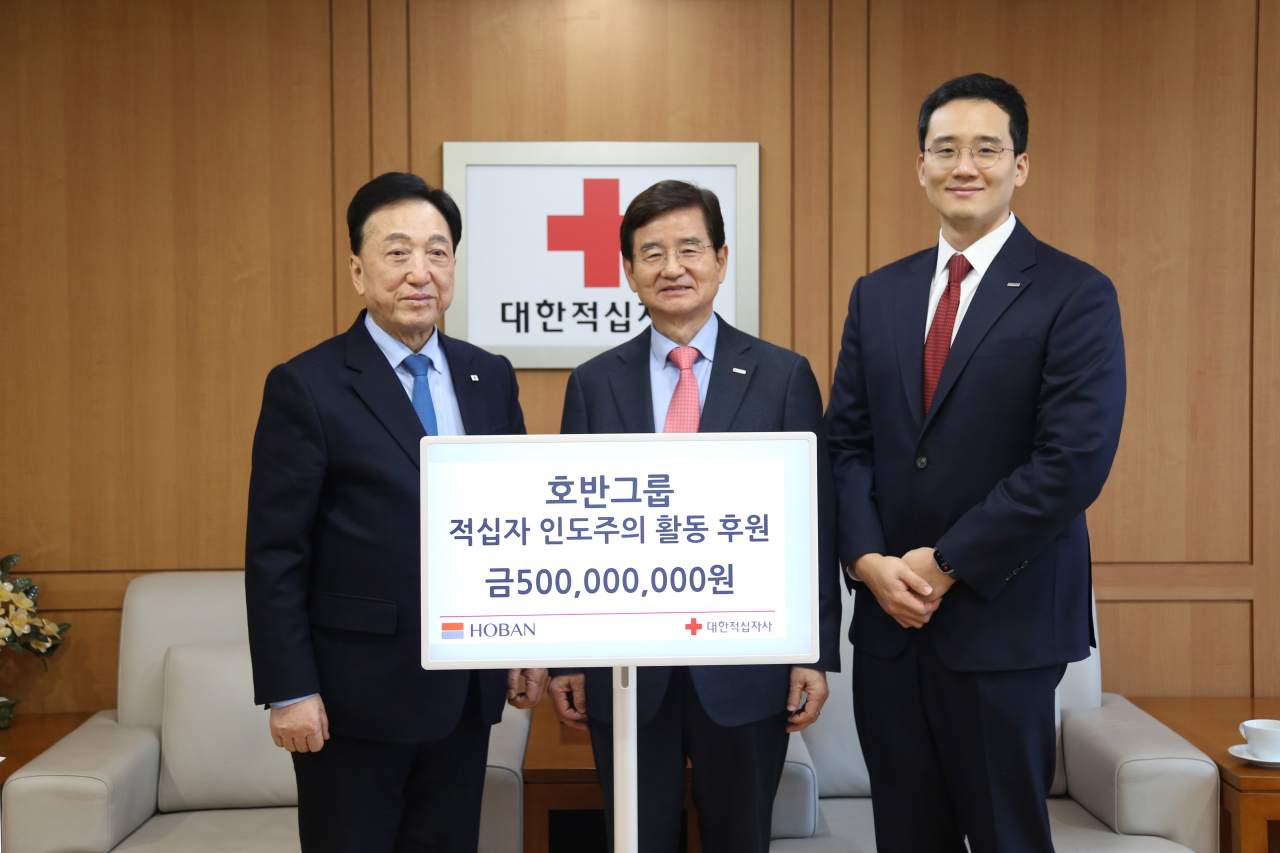 호반그룹은 적십자 인도주의 활동 후원을 위해 대한적십자사에 5억원을 기부했다고 21일 밝혔다. 사진 왼쪽부터 김철수 대한적십자사 회장, 김선규 호반그룹 회장, 김대헌 호반그룹 기획총괄사장. [호반그룹]