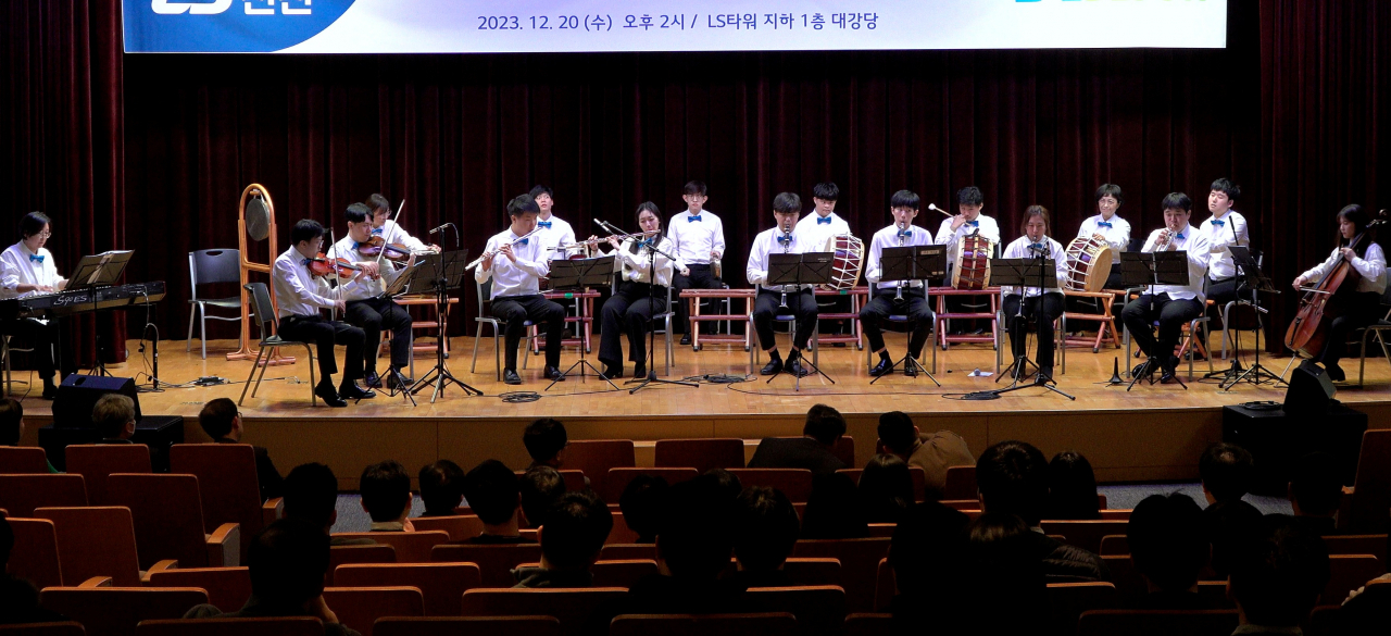 LS전선 장애인 예술단 단원들이 20일 경기도 안양 LS타워에서 열린 창단식에서 기념 공연을 하고 있다. [LS전선 제공]