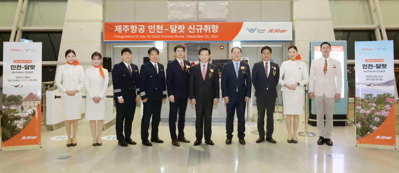 김이배(오른쪽에서 다섯 번째) 제주항공 대표이사 등 제주항공 관계자들이 20일 인천국제공항에서 진행된 인천~달랏 노선 신규취항식에서 기념 촬영을 하는 모습. [제주항공 제공]