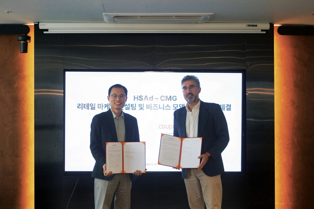 이상훈(왼쪽) HS애드 CX사업부문장, 헤르만 마르티네즈(오른쪽) 쿠팡 미디어그룹 전무 [HS애드 제공]