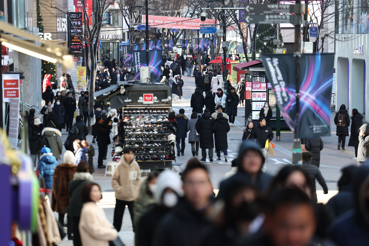 서울 중구 명동의 거리가 사람들로 붐비고 있다.[연합]