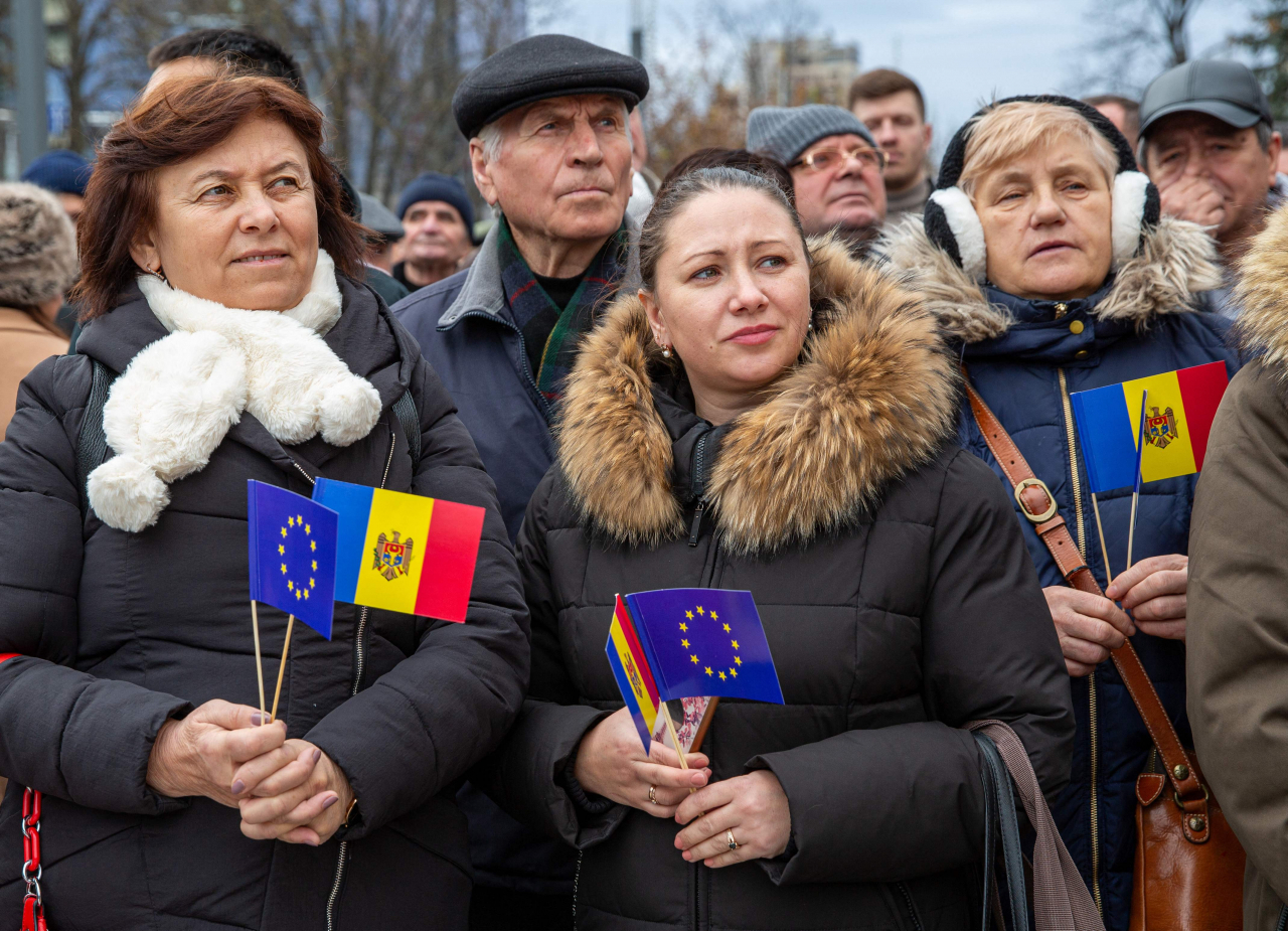 지난 17일 유럽연합(UN) 정상회의에서 몰도바의 EU 가입 협상을 개시하자 몰도바 주민들이 몰도바 국기와 EU 국기를 들고 환영하고 있다. [AFP]