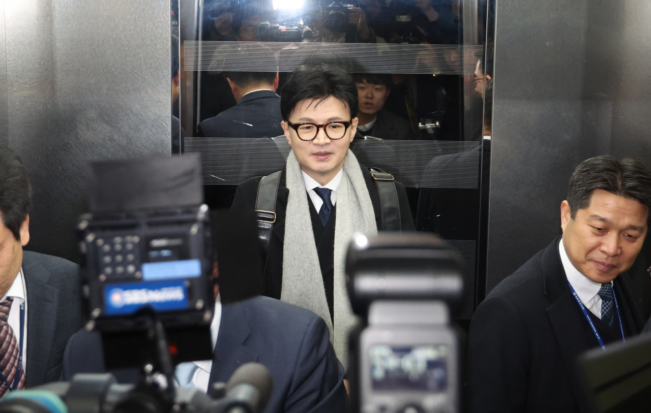 한동훈 법무부 장관이 20일 예산결산특별위원회 전체회의 출석을 위해 국회에 도착, 승강기에 오르고 있다.[연합]